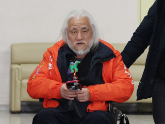 '지하철역에 스티커 부착'… 檢, 전장연 3명에 벌금형 구형