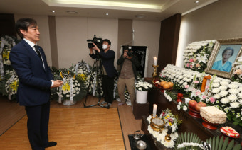 조국, 박종철 열사 母 애도… 