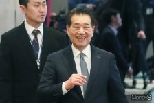장인화 포스코그룹 회장, 임기 초부터 실적 악화 암초