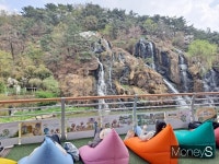 [르포]책도 보고 데이트도… 신한카드 카페폭포 도서관, 방문객으로 북적