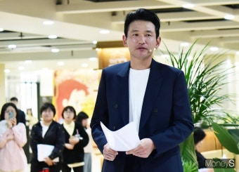 [머니S포토] 황정민, 세계 책의 날 맞아 '맥베스' 낭독