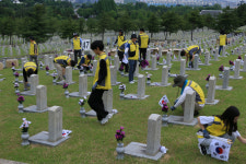 (주)청수정화건설 | 호국보훈의 달, 건설업체의 국립현충원 묘역정화봉사