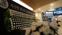 아리셀 대표, 취재진 피해 분향소 찾아… 