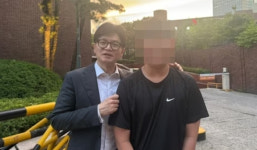 한동훈, 화환 보낸 중학생 팬 만나… '모비딕' 선물 건네