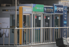 상반기 51개 은행 점포 문 닫아… 안 팔리는 유휴 부동산 골칫거리