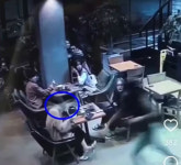 얼굴에 빵 던지고 줄행랑… 묻지마 식빵테러에 경찰 반응은?