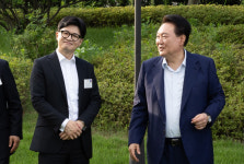 尹·한동훈, 만찬서 러브샷… 원팀 외치며 화합 강조