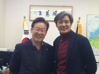 깜짝 회동 이재명·조국, 10년 전 사진 공개하며 연대 강화