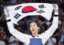 랭킹 24위 김유진, 1·2위 꺾고 태권도 우승… 한국, 13번째 금메달