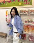 모모랜드 낸시, 화이트 룩에 블루 셔츠 툭…실패 없는 조합