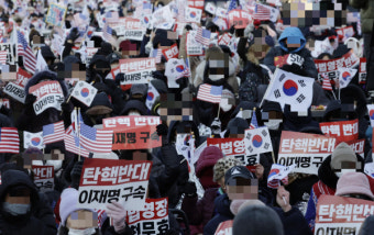 공수처·경찰, 대통령 관저 진입… 경호처와 1시간째 대치(상보)