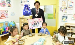 [머니S포토] 고용부, 육아지원예산 4조 편성…어린이집 방문한 김문수