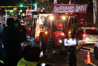 '남태령 트랙터 시위' 전농 간부, 경찰 첫 조사… 미신고 집회 혐의