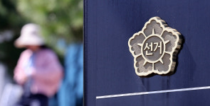 선관위에 붉은 천 묻은 외국인 5명… 경찰 신고 당시 이미 출국