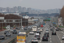 서울방향 오산IC (M-VMS) | 선선한 날씨에 나들이 차량 증가… 서울서 부산 5시간50분