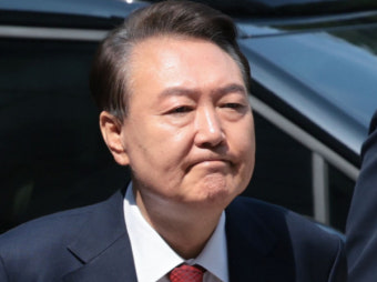 윤석열, 대선 전 마지막 '내란 재판' 출석… 질문엔 묵묵부답