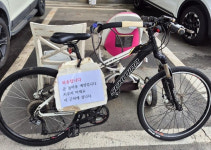 근처삽니다. 치우지마세요… 공영 주차장에 자전거 알박기라니