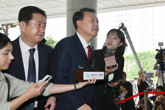 내란특검, 윤석열 대면조사 시작… 체포 저지·비화폰 삭제 혐의 조사