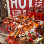 일본서 신라면 분식 팝업 성황… 일 여심 사로잡은 한강라면 체험