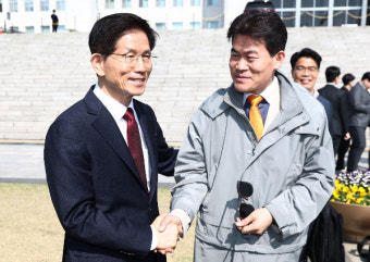 당대표 후보 '면접' 예고한 전한길… 김문수·장동혁 