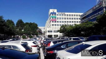 중학교 교장에 식판 던진 50대 학부모 집행유예 3년