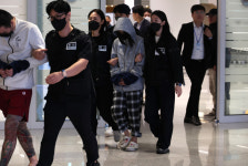 '캄보디아 범죄' 한국인 64명 송환… '리딩방 사기' 통장 명의자 있었다