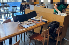 모니터만 3개+좌석 4개 점령한 스벅 빌런… 카공족 끝판왕