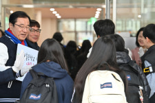 하남 미사강변 한홀중 첫 등교…이현재 시장, 신입생 직접 맞이
