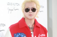 '부실 복무 의혹' 송민호, 첫 재판 미루더니…영화 시사회 참석 '시끌'