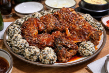 [맛집로드]뜯고 맛보고 즐기고…밤을 붙잡는 뼈찜 성지