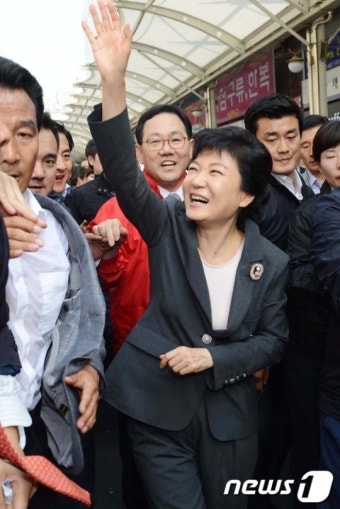 대구 서문시장 상인들 만난 박근혜
