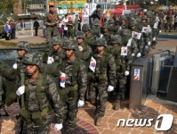 운봉함으로 이동하는 장병들