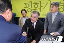 악수하는 문재인
