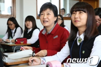 박근혜 후보, 여고생들과 함께