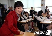 울산여자상고 수업현장 방문한 박근혜 후보