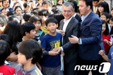 아이들에게 둘러싸인 문재인 후보