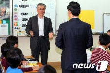김상곤 교육감과 대화하는 문재인 후보