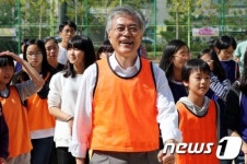 아이들과 즐거운 시간 보내는 문재인 후보