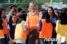아이들과 즐거운 시간 보내는 문재인 후보