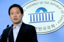 서울북부지검, 신지호 전 새누리당 의원 경로당에 가전제품 기소