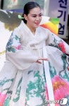 화려한 꽃 수놓인 한복