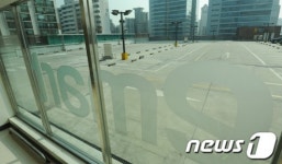 텅 빈 대형마트 주차장