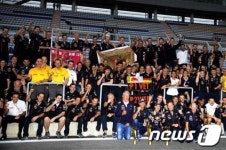 [F1 한국대회] 1, 2위 모두 가져간 레드불 기념촬영