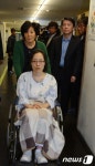 직업병 환자 위로하는 안철수 후보