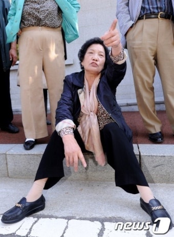 이한열 열사 사진 삭제 권고에 '뿔난 이한열 열사의 어머니'