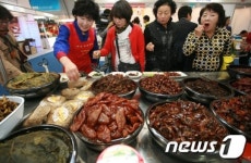 전통음식 맛보는 시민들