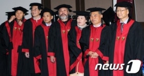 오랜만에 쓰는 학사모