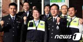 경찰들과 화이팅 외치는 안철수 후보