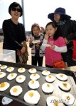 국화전 맛보는 어린이들