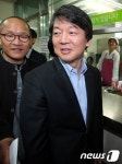 노인복지관 식당 둘러보는 안철수 후보